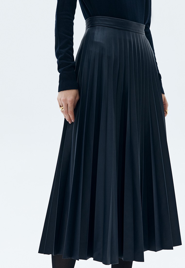 


Юбка-гофре из мягкой экокожи на ворсовой основе. Модель на поясе. Материал хорошо держит форму, поэтому вы можете быть спокойны за внешний вид изделия даже после активного дня. Для комфорта мы добавили потайную молнию в боковом шве. Мы уже продумали в голове образ для свидания, с водолазкой и аккуратными украшениями. Изделие можно надевать как летом, так и зимой.