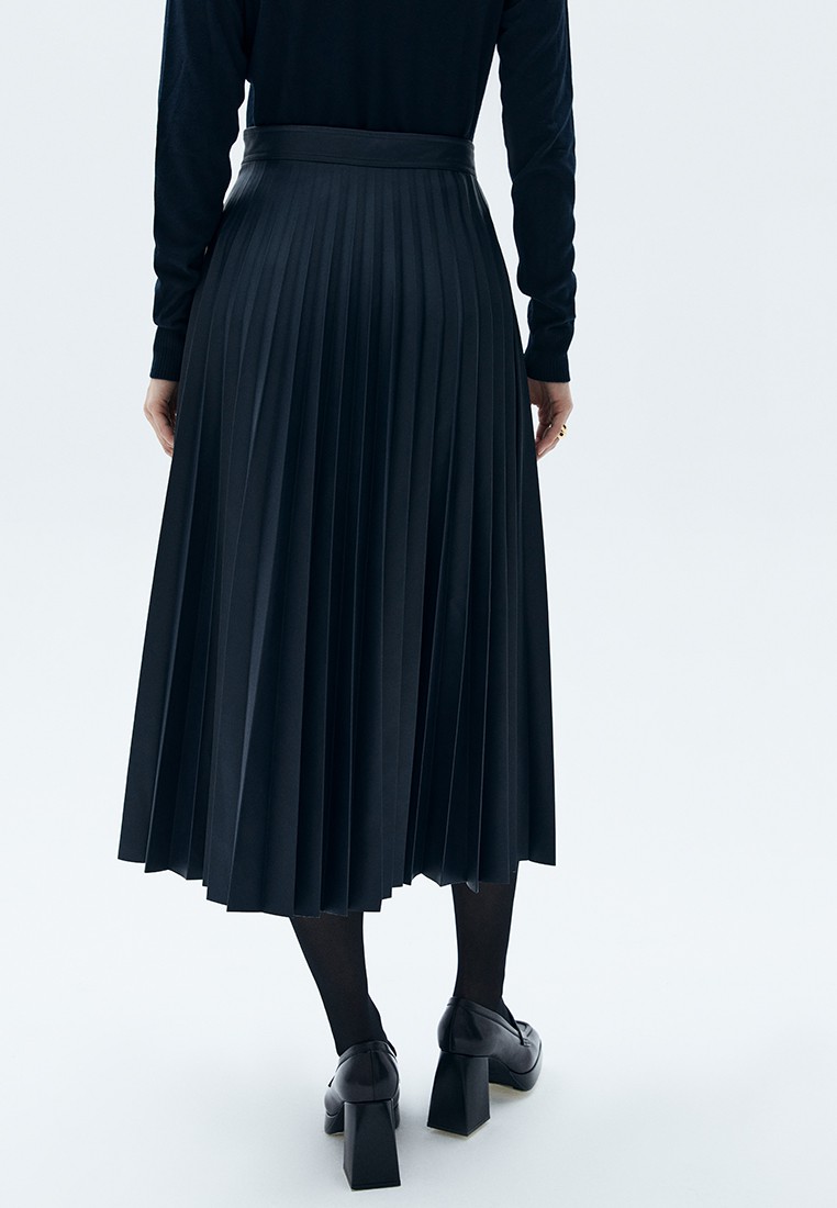 


Юбка-гофре из мягкой экокожи на ворсовой основе. Модель на поясе. Материал хорошо держит форму, поэтому вы можете быть спокойны за внешний вид изделия даже после активного дня. Для комфорта мы добавили потайную молнию в боковом шве. Мы уже продумали в голове образ для свидания, с водолазкой и аккуратными украшениями. Изделие можно надевать как летом, так и зимой.