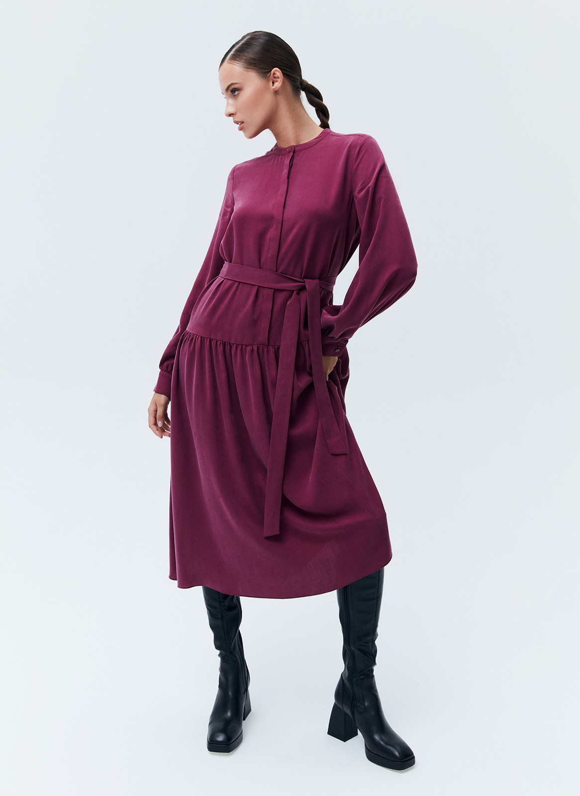 Платье миди со сборкой на юбке, цвет: вишневый Allweneed
Платье-миди с юбкой на складке. Воздушные рукава с манжетами. Мы сделали акцент на талии для женственного и романтичного силуэта. Есть съемный пояс. Закрытое декольте добавляет нотку ретро-духа. Ткань красиво струится при ходьбе. Эту модель легко стилизовать как для образа в офис, так и для свидания вечером. Сочетайте с аккуратной обувью и лаконичными украшениями.
На модели размер XS