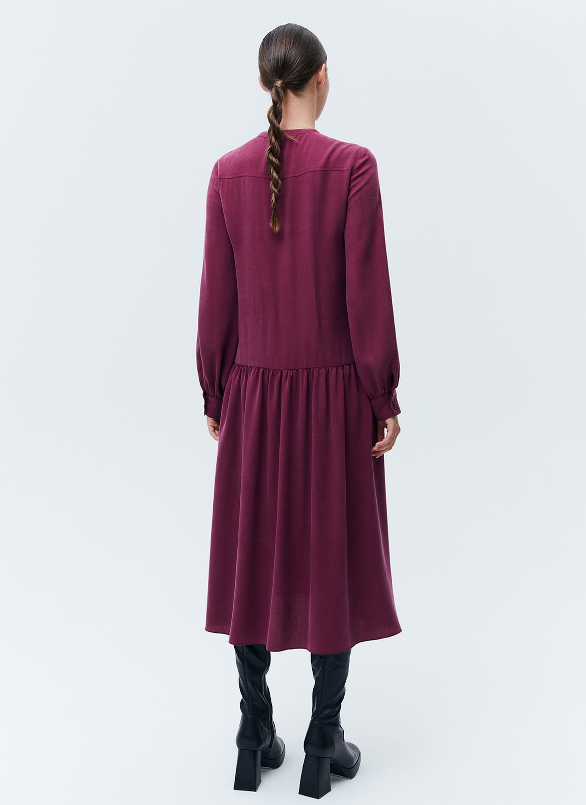 Платье миди со сборкой на юбке, цвет: вишневый Allweneed
Платье-миди с юбкой на складке. Воздушные рукава с манжетами. Мы сделали акцент на талии для женственного и романтичного силуэта. Есть съемный пояс. Закрытое декольте добавляет нотку ретро-духа. Ткань красиво струится при ходьбе. Эту модель легко стилизовать как для образа в офис, так и для свидания вечером. Сочетайте с аккуратной обувью и лаконичными украшениями.
На модели размер XS