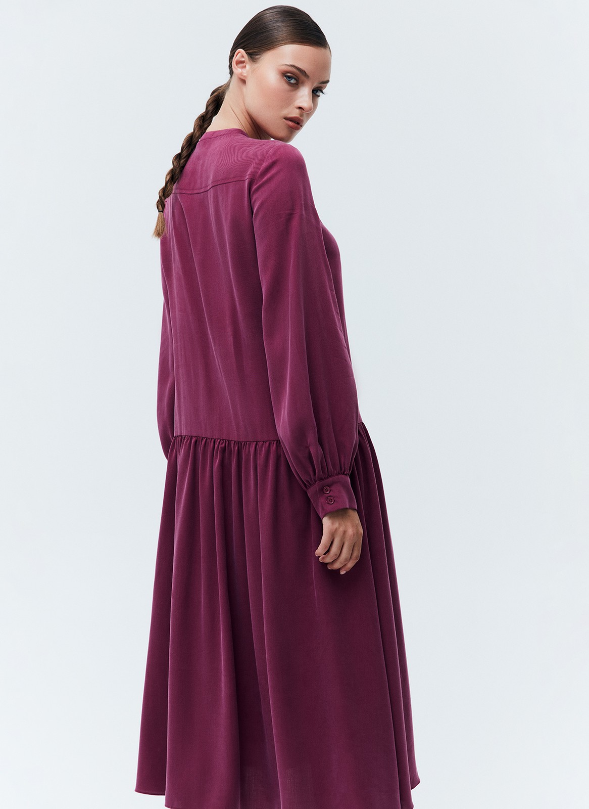 Платье миди со сборкой на юбке, цвет: вишневый Allweneed
Платье-миди с юбкой на складке. Воздушные рукава с манжетами. Мы сделали акцент на талии для женственного и романтичного силуэта. Есть съемный пояс. Закрытое декольте добавляет нотку ретро-духа. Ткань красиво струится при ходьбе. Эту модель легко стилизовать как для образа в офис, так и для свидания вечером. Сочетайте с аккуратной обувью и лаконичными украшениями.
На модели размер XS