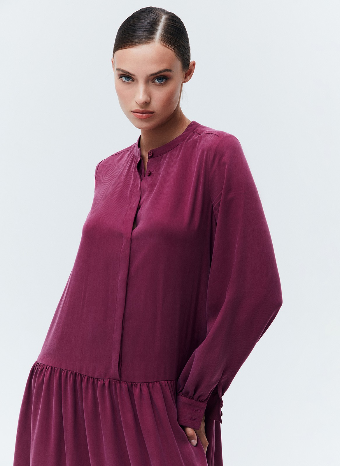 Платье миди со сборкой на юбке, цвет: вишневый Allweneed
Платье-миди с юбкой на складке. Воздушные рукава с манжетами. Мы сделали акцент на талии для женственного и романтичного силуэта. Есть съемный пояс. Закрытое декольте добавляет нотку ретро-духа. Ткань красиво струится при ходьбе. Эту модель легко стилизовать как для образа в офис, так и для свидания вечером. Сочетайте с аккуратной обувью и лаконичными украшениями.
На модели размер XS