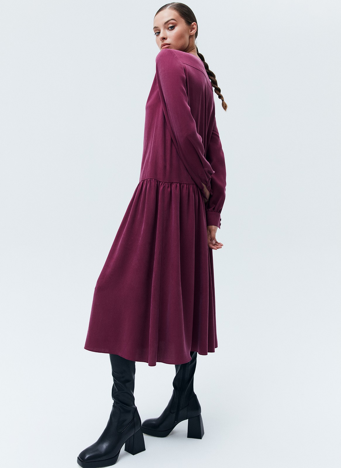 Платье миди со сборкой на юбке, цвет: вишневый Allweneed
Платье-миди с юбкой на складке. Воздушные рукава с манжетами. Мы сделали акцент на талии для женственного и романтичного силуэта. Есть съемный пояс. Закрытое декольте добавляет нотку ретро-духа. Ткань красиво струится при ходьбе. Эту модель легко стилизовать как для образа в офис, так и для свидания вечером. Сочетайте с аккуратной обувью и лаконичными украшениями.
На модели размер XS