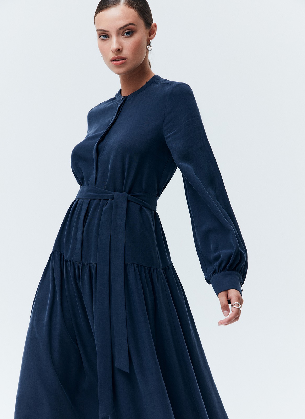 


Платье-миди с юбкой на складке. Воздушные рукава с манжетами. Мы сделали акцент на талии для женственного и романтичного силуэта. Есть съемный пояс. Закрытое декольте добавляет нотку ретро-духа. Ткань красиво струится при ходьбе. Эту модель легко стилизовать как для образа в офис, так и для свидания вечером. Сочетайте с аккуратной обувью и лаконичными украшениями.

На модели размер XS