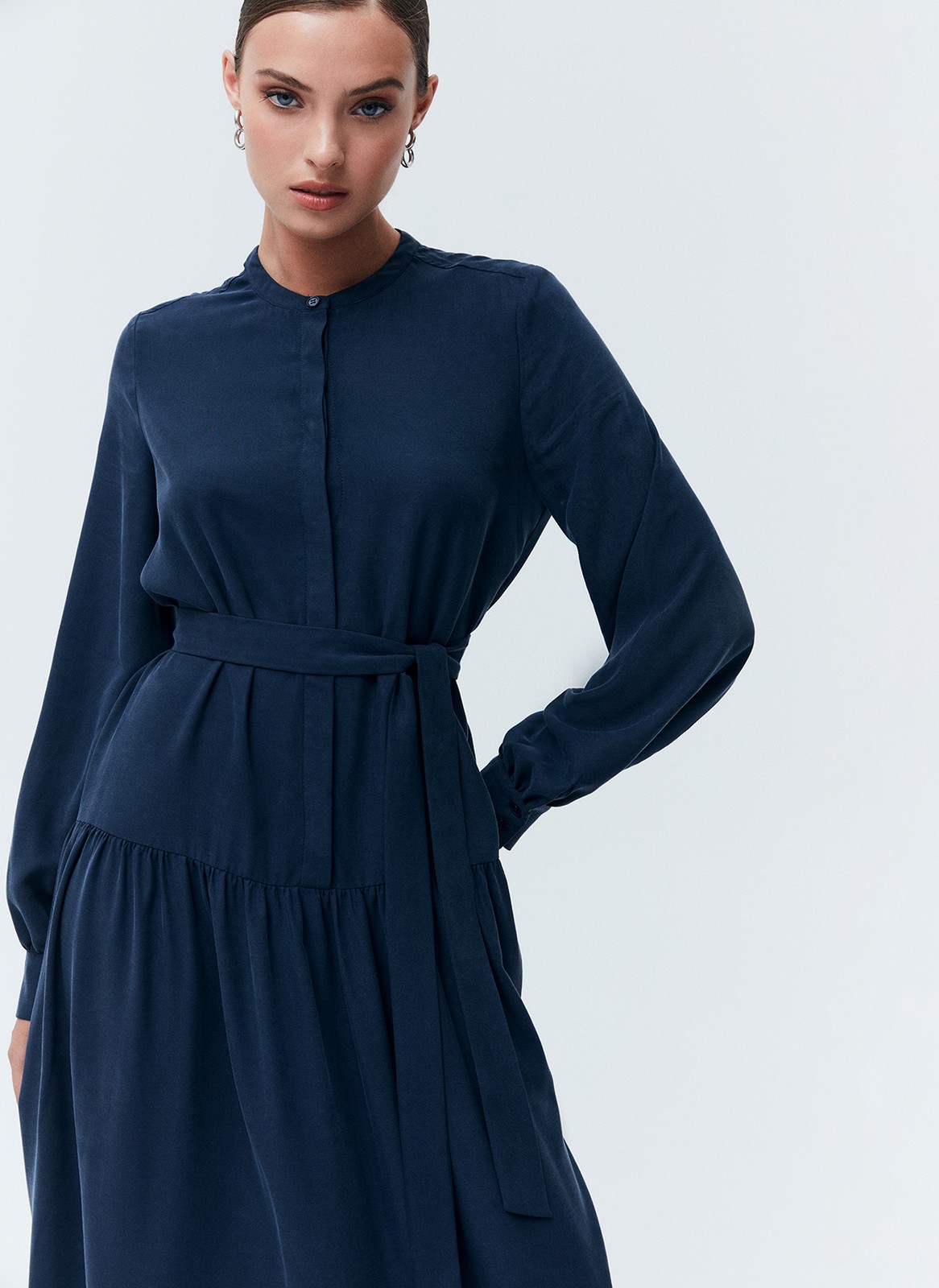 


Платье-миди с юбкой на складке. Воздушные рукава с манжетами. Мы сделали акцент на талии для женственного и романтичного силуэта. Есть съемный пояс. Закрытое декольте добавляет нотку ретро-духа. Ткань красиво струится при ходьбе. Эту модель легко стилизовать как для образа в офис, так и для свидания вечером. Сочетайте с аккуратной обувью и лаконичными украшениями.

На модели размер XS