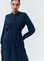 


Платье-миди с юбкой на складке. Воздушные рукава с манжетами. Мы сделали акцент на талии для женственного и романтичного силуэта. Есть съемный пояс. Закрытое декольте добавляет нотку ретро-духа. Ткань красиво струится при ходьбе. Эту модель легко стилизовать как для образа в офис, так и для свидания вечером. Сочетайте с аккуратной обувью и лаконичными украшениями.

На модели размер XS