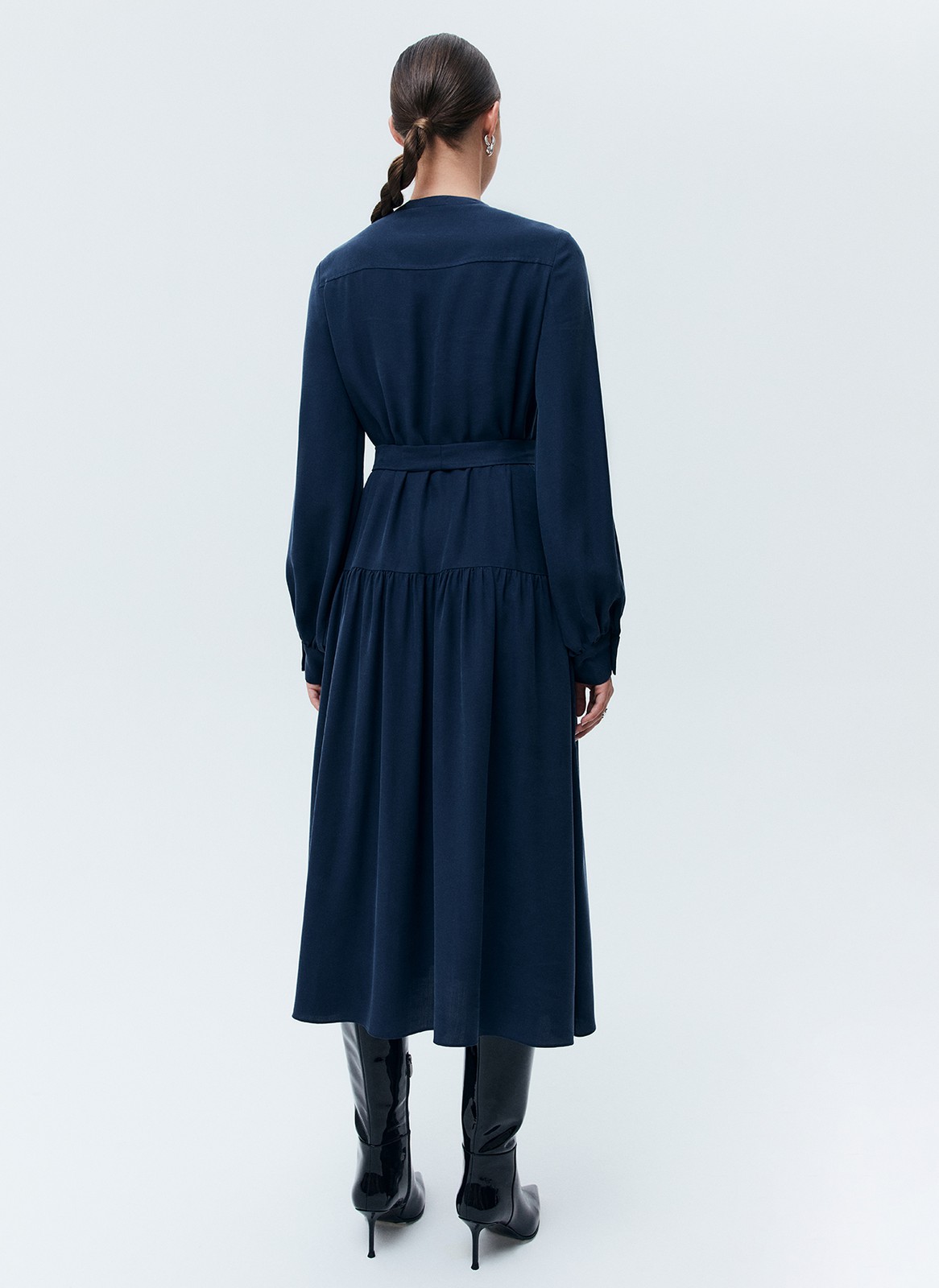 


Платье-миди с юбкой на складке. Воздушные рукава с манжетами. Мы сделали акцент на талии для женственного и романтичного силуэта. Есть съемный пояс. Закрытое декольте добавляет нотку ретро-духа. Ткань красиво струится при ходьбе. Эту модель легко стилизовать как для образа в офис, так и для свидания вечером. Сочетайте с аккуратной обувью и лаконичными украшениями.

На модели размер XS