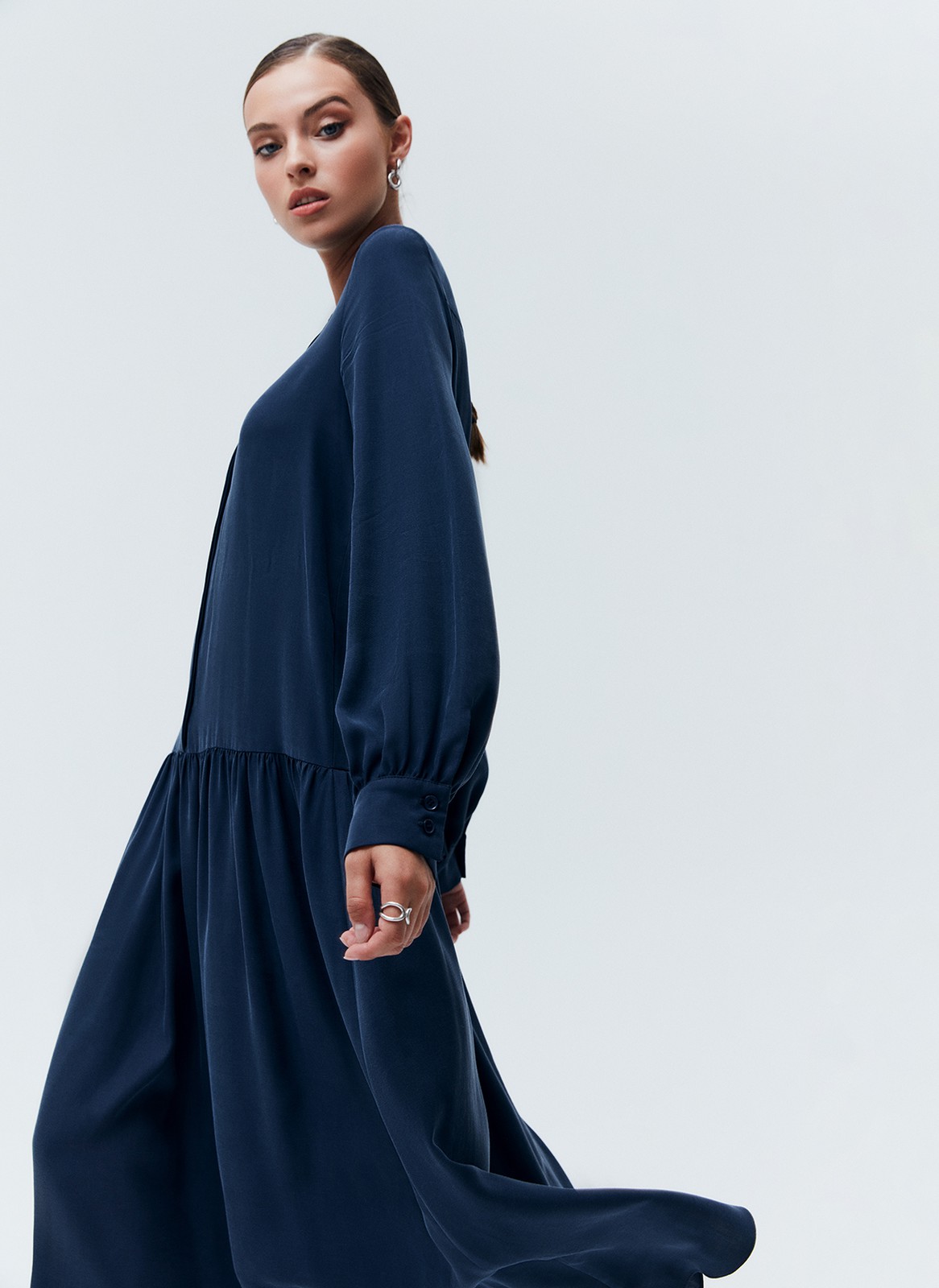 


Платье-миди с юбкой на складке. Воздушные рукава с манжетами. Мы сделали акцент на талии для женственного и романтичного силуэта. Есть съемный пояс. Закрытое декольте добавляет нотку ретро-духа. Ткань красиво струится при ходьбе. Эту модель легко стилизовать как для образа в офис, так и для свидания вечером. Сочетайте с аккуратной обувью и лаконичными украшениями.

На модели размер XS