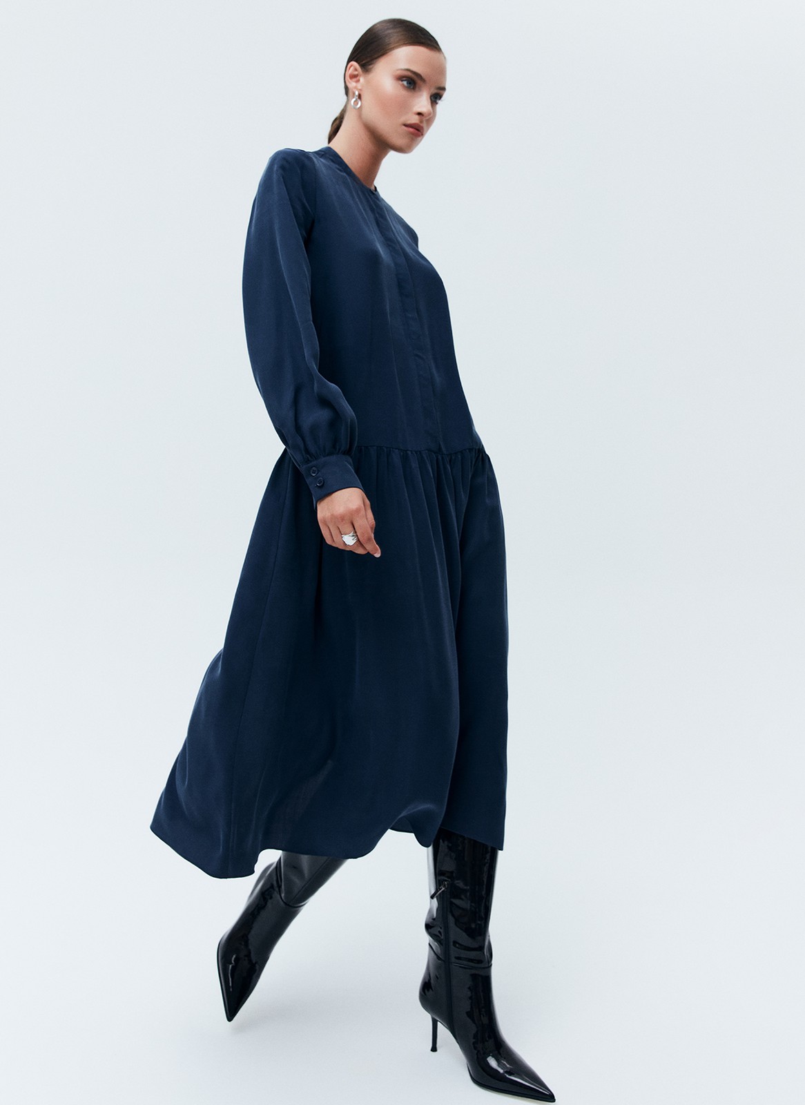 


Платье-миди с юбкой на складке. Воздушные рукава с манжетами. Мы сделали акцент на талии для женственного и романтичного силуэта. Есть съемный пояс. Закрытое декольте добавляет нотку ретро-духа. Ткань красиво струится при ходьбе. Эту модель легко стилизовать как для образа в офис, так и для свидания вечером. Сочетайте с аккуратной обувью и лаконичными украшениями.

На модели размер XS