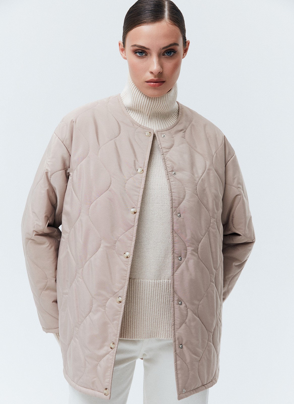 


Куртка на синтепоне свободного кроя. Комфортное спущенное плечо. Удобная застежка на кнопки. Мы любим надевать эту модель на мягкий лонглисв с джинсами и отправляться на прогулку. Ткань имеет минимальный водоотталкивающий эффект. Использование зонта обязательно.

Температурный режим от +5 до +15 C



