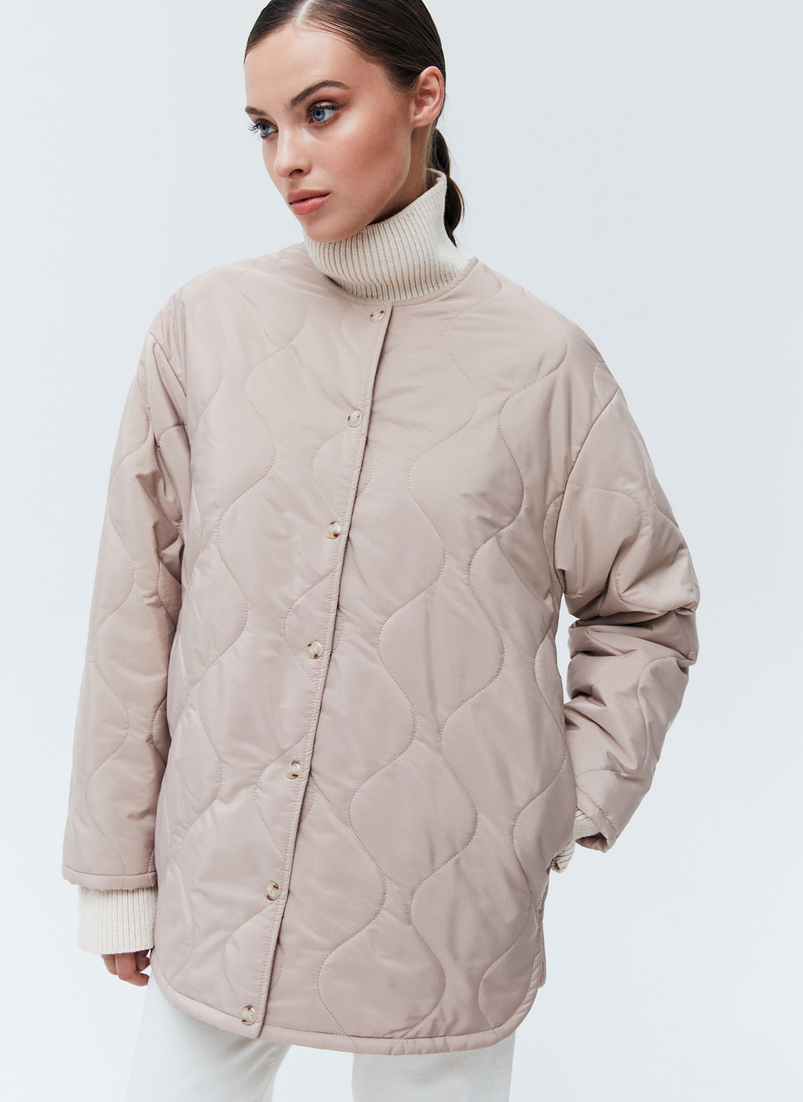 


Куртка на синтепоне свободного кроя. Комфортное спущенное плечо. Удобная застежка на кнопки. Мы любим надевать эту модель на мягкий лонглисв с джинсами и отправляться на прогулку. Ткань имеет минимальный водоотталкивающий эффект. Использование зонта обязательно.

Температурный режим от +5 до +15 C



