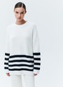 Свитер oversize в полоску, цвет: МОЛОЧНЫЙ В ЧЕРНУЮ ПОЛОСКУ Allweneed
Свободный свитер с принтом полоска. Круглая горловина и слегка спущенное плечо. Полосы на рукавах логично продолжают рисунок на фронтальной части. Эту модель мы выполнили из мягкой смесовой ткани, которая нежно относится к коже. Носите каждый день на прогулки, встречи с друзьями или стилизуйте для офиса с брюками и юбками.