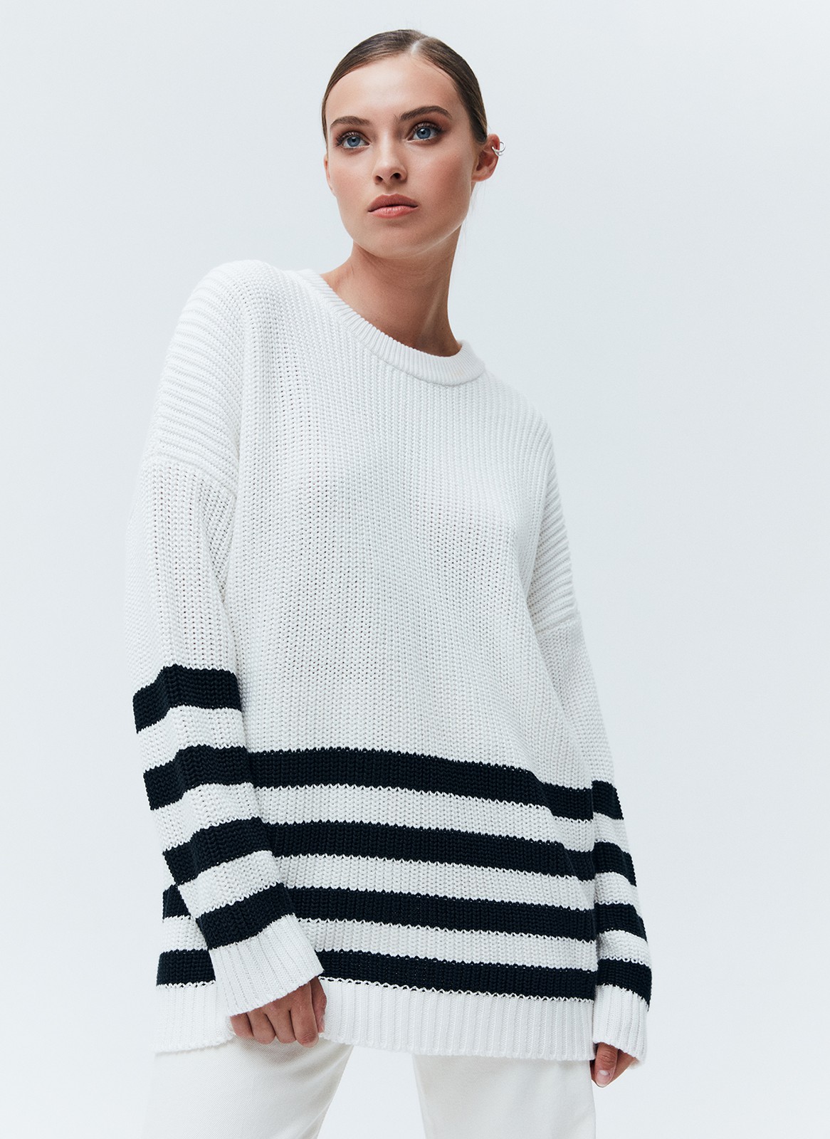Свитер oversize в полоску, цвет: МОЛОЧНЫЙ В ЧЕРНУЮ ПОЛОСКУ Allweneed
Свободный свитер с принтом полоска. Круглая горловина и слегка спущенное плечо. Полосы на рукавах логично продолжают рисунок на фронтальной части. Эту модель мы выполнили из мягкой смесовой ткани, которая нежно относится к коже. Носите каждый день на прогулки, встречи с друзьями или стилизуйте для офиса с брюками и юбками.