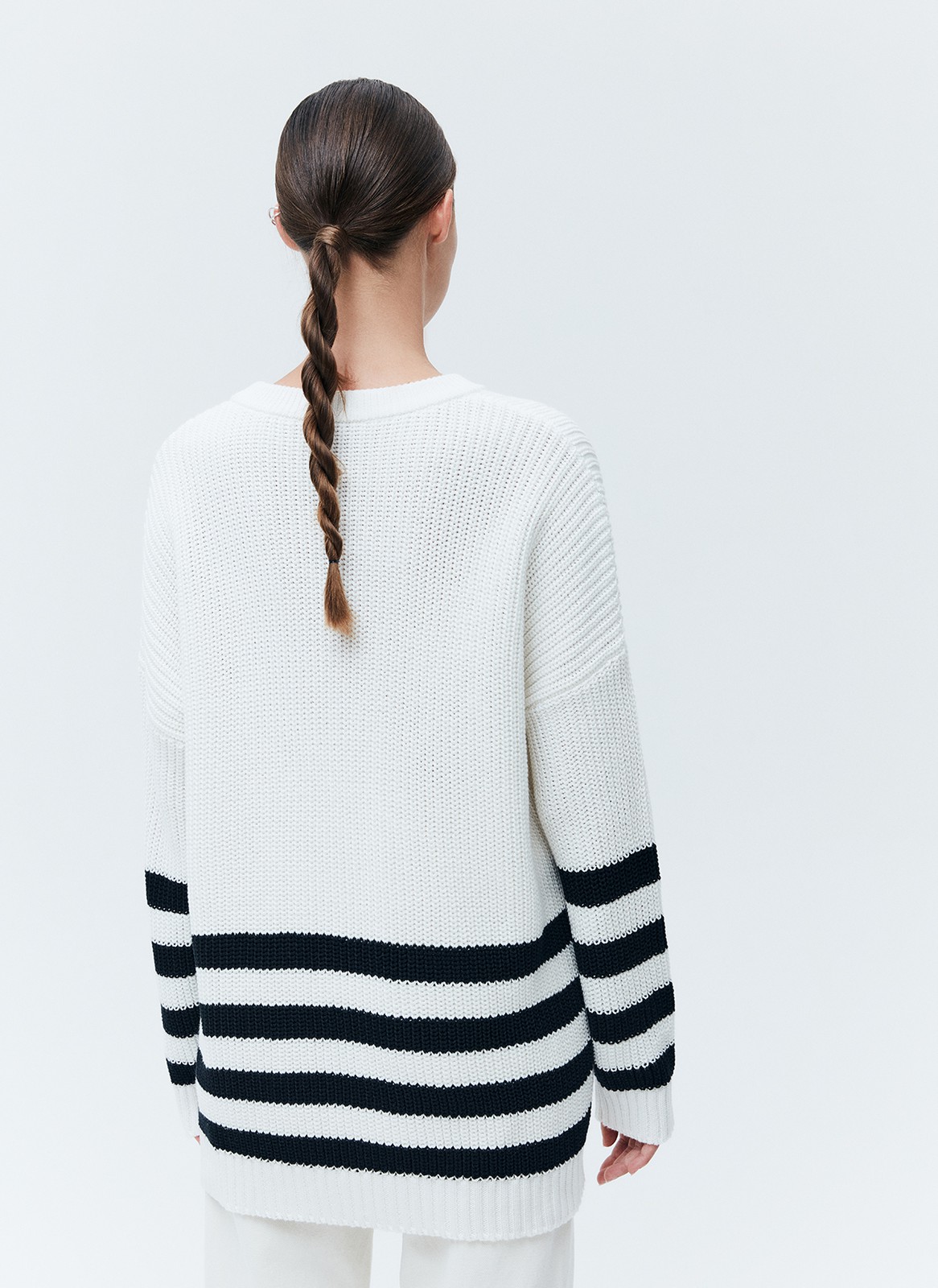 Свитер oversize в полоску, цвет: МОЛОЧНЫЙ В ЧЕРНУЮ ПОЛОСКУ Allweneed
Свободный свитер с принтом полоска. Круглая горловина и слегка спущенное плечо. Полосы на рукавах логично продолжают рисунок на фронтальной части. Эту модель мы выполнили из мягкой смесовой ткани, которая нежно относится к коже. Носите каждый день на прогулки, встречи с друзьями или стилизуйте для офиса с брюками и юбками.