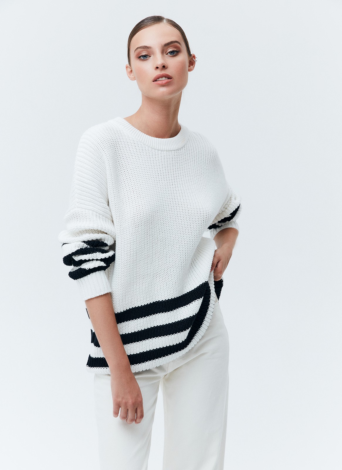 Свитер oversize в полоску, цвет: МОЛОЧНЫЙ В ЧЕРНУЮ ПОЛОСКУ Allweneed
Свободный свитер с принтом полоска. Круглая горловина и слегка спущенное плечо. Полосы на рукавах логично продолжают рисунок на фронтальной части. Эту модель мы выполнили из мягкой смесовой ткани, которая нежно относится к коже. Носите каждый день на прогулки, встречи с друзьями или стилизуйте для офиса с брюками и юбками.