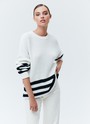 Свитер oversize в полоску, цвет: МОЛОЧНЫЙ В ЧЕРНУЮ ПОЛОСКУ Allweneed
Свободный свитер с принтом полоска. Круглая горловина и слегка спущенное плечо. Полосы на рукавах логично продолжают рисунок на фронтальной части. Эту модель мы выполнили из мягкой смесовой ткани, которая нежно относится к коже. Носите каждый день на прогулки, встречи с друзьями или стилизуйте для офиса с брюками и юбками.