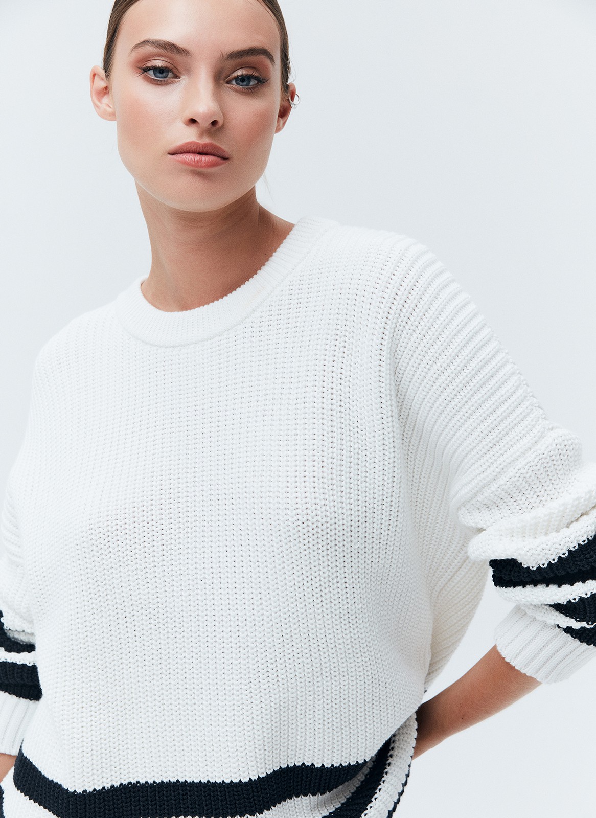 Свитер oversize в полоску, цвет: МОЛОЧНЫЙ В ЧЕРНУЮ ПОЛОСКУ Allweneed
Свободный свитер с принтом полоска. Круглая горловина и слегка спущенное плечо. Полосы на рукавах логично продолжают рисунок на фронтальной части. Эту модель мы выполнили из мягкой смесовой ткани, которая нежно относится к коже. Носите каждый день на прогулки, встречи с друзьями или стилизуйте для офиса с брюками и юбками.
