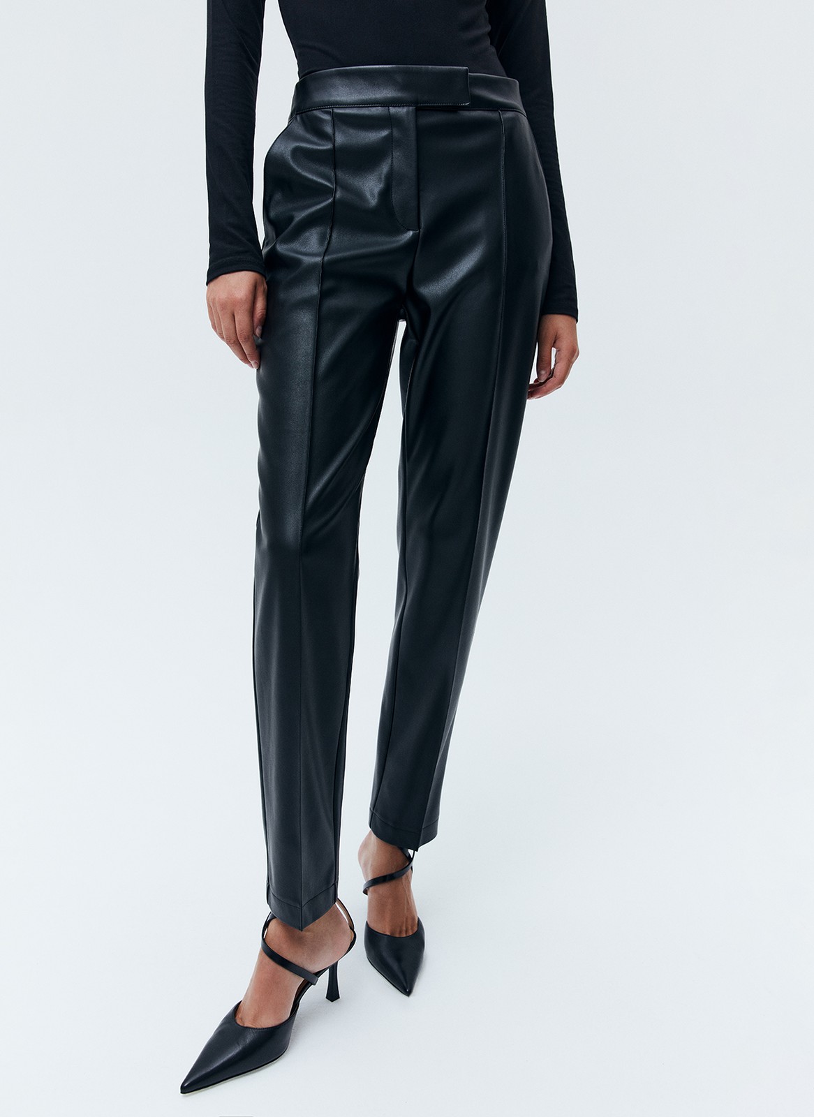 Зауженные брюки из экокожи со средней посадкой, цвет: Черный Allweneed
Брюки из мягкой экокожи на средней посадке. Экокожа имеет приятную подложку, благодаря которой модель комфортно носить весь день. Брюки слегка сужаются к низу, чтобы вы могли их надевать как с высокими сапогами, так и с лоферами. Сочетайте с жакетом из коллекции или носите с любимыми блузами и футболками.