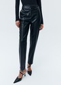 Зауженные брюки из экокожи со средней посадкой, цвет: Черный Allweneed
Брюки из мягкой экокожи на средней посадке. Экокожа имеет приятную подложку, благодаря которой модель комфортно носить весь день. Брюки слегка сужаются к низу, чтобы вы могли их надевать как с высокими сапогами, так и с лоферами. Сочетайте с жакетом из коллекции или носите с любимыми блузами и футболками.