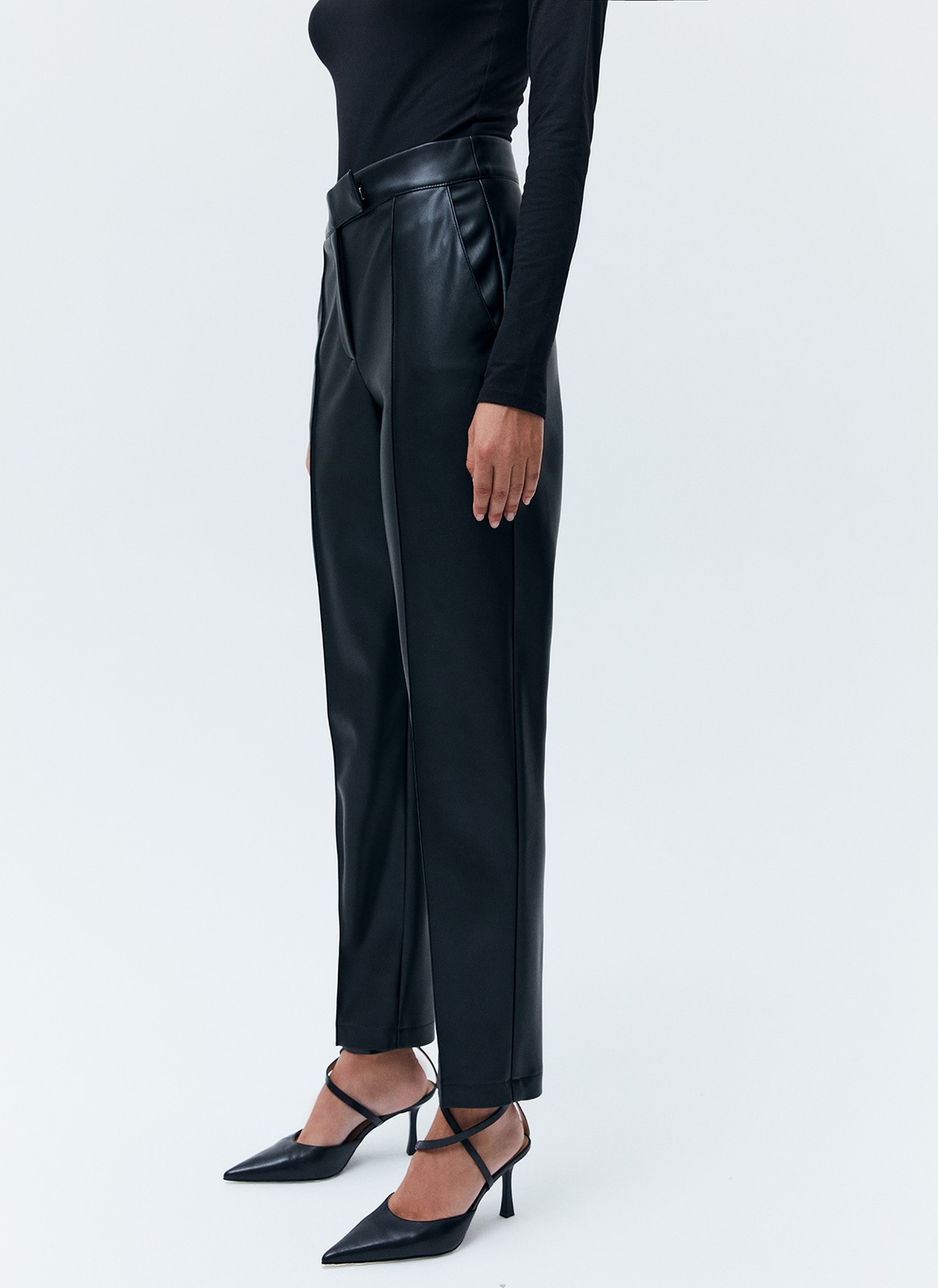 Зауженные брюки из экокожи со средней посадкой, цвет: Черный Allweneed
Брюки из мягкой экокожи на средней посадке. Экокожа имеет приятную подложку, благодаря которой модель комфортно носить весь день. Брюки слегка сужаются к низу, чтобы вы могли их надевать как с высокими сапогами, так и с лоферами. Сочетайте с жакетом из коллекции или носите с любимыми блузами и футболками.