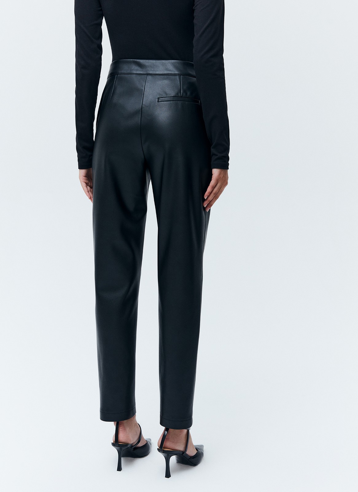 Зауженные брюки из экокожи со средней посадкой, цвет: Черный Allweneed
Брюки из мягкой экокожи на средней посадке. Экокожа имеет приятную подложку, благодаря которой модель комфортно носить весь день. Брюки слегка сужаются к низу, чтобы вы могли их надевать как с высокими сапогами, так и с лоферами. Сочетайте с жакетом из коллекции или носите с любимыми блузами и футболками.