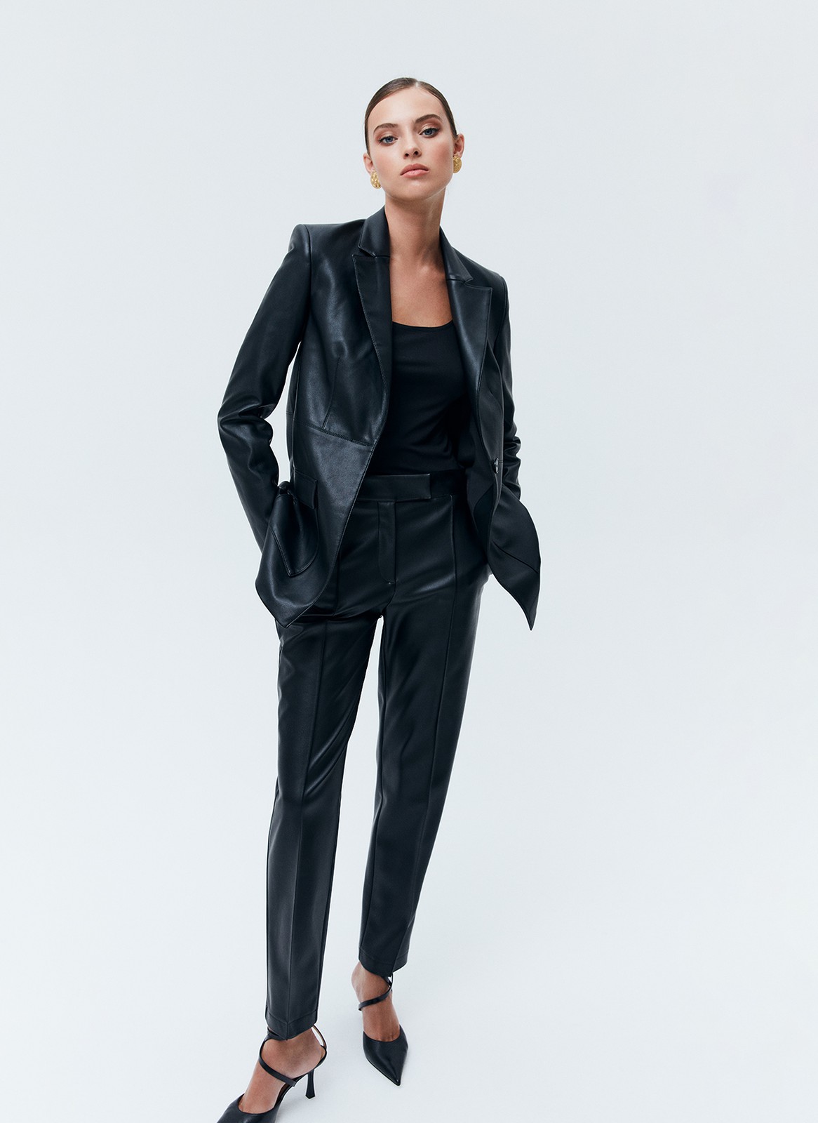 Зауженные брюки из экокожи со средней посадкой, цвет: Черный Allweneed
Брюки из мягкой экокожи на средней посадке. Экокожа имеет приятную подложку, благодаря которой модель комфортно носить весь день. Брюки слегка сужаются к низу, чтобы вы могли их надевать как с высокими сапогами, так и с лоферами. Сочетайте с жакетом из коллекции или носите с любимыми блузами и футболками.