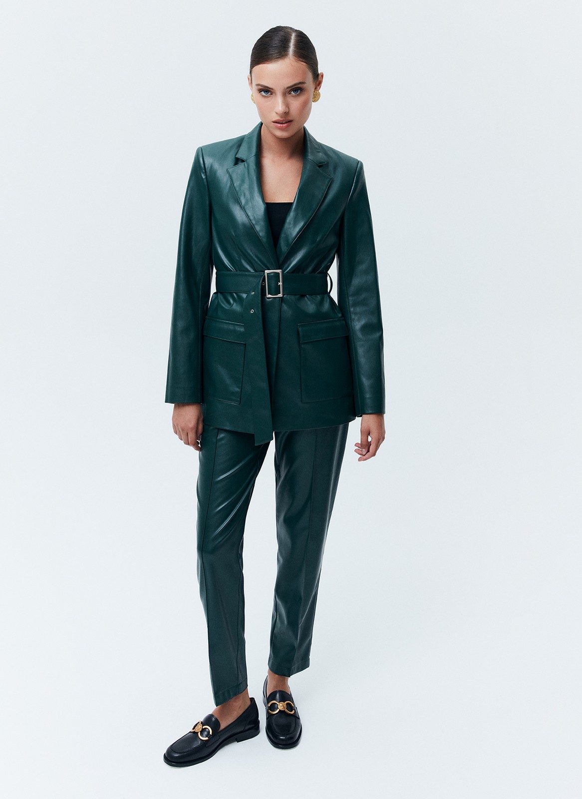 Однобортный жакет из экокожи, цвет: изумрудный Allweneed
Однобортный жакет из экокожи. Модель с акцентом на талии для женственного силуэта. Пояс в тон и два накладных кармана. Мы создали модель с классической линией плеча, которая обеспечивает красивую посадку. Изделие можно сочетать как с базовыми джинсами, так и с вечерними платьями и юбками. Вы также можете придумать себе чувственный образ, чтобы обратить на себя чуть больше внимания.
