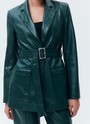 Однобортный жакет из экокожи, цвет: изумрудный Allweneed
Однобортный жакет из экокожи. Модель с акцентом на талии для женственного силуэта. Пояс в тон и два накладных кармана. Мы создали модель с классической линией плеча, которая обеспечивает красивую посадку. Изделие можно сочетать как с базовыми джинсами, так и с вечерними платьями и юбками. Вы также можете придумать себе чувственный образ, чтобы обратить на себя чуть больше внимания.