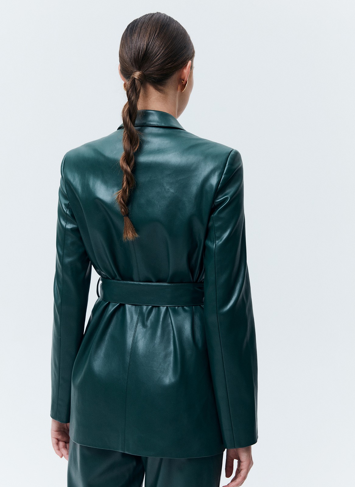 Однобортный жакет из экокожи, цвет: изумрудный Allweneed
Однобортный жакет из экокожи. Модель с акцентом на талии для женственного силуэта. Пояс в тон и два накладных кармана. Мы создали модель с классической линией плеча, которая обеспечивает красивую посадку. Изделие можно сочетать как с базовыми джинсами, так и с вечерними платьями и юбками. Вы также можете придумать себе чувственный образ, чтобы обратить на себя чуть больше внимания.