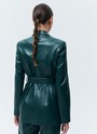 Однобортный жакет из экокожи, цвет: изумрудный Allweneed
Однобортный жакет из экокожи. Модель с акцентом на талии для женственного силуэта. Пояс в тон и два накладных кармана. Мы создали модель с классической линией плеча, которая обеспечивает красивую посадку. Изделие можно сочетать как с базовыми джинсами, так и с вечерними платьями и юбками. Вы также можете придумать себе чувственный образ, чтобы обратить на себя чуть больше внимания.