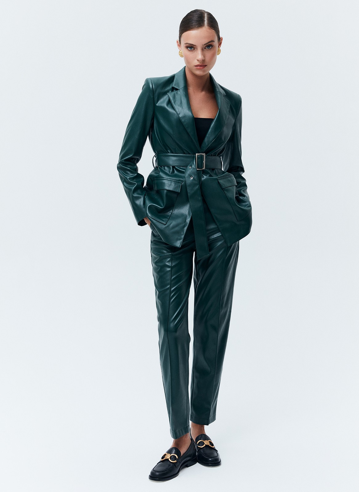 Однобортный жакет из экокожи, цвет: изумрудный Allweneed
Однобортный жакет из экокожи. Модель с акцентом на талии для женственного силуэта. Пояс в тон и два накладных кармана. Мы создали модель с классической линией плеча, которая обеспечивает красивую посадку. Изделие можно сочетать как с базовыми джинсами, так и с вечерними платьями и юбками. Вы также можете придумать себе чувственный образ, чтобы обратить на себя чуть больше внимания.