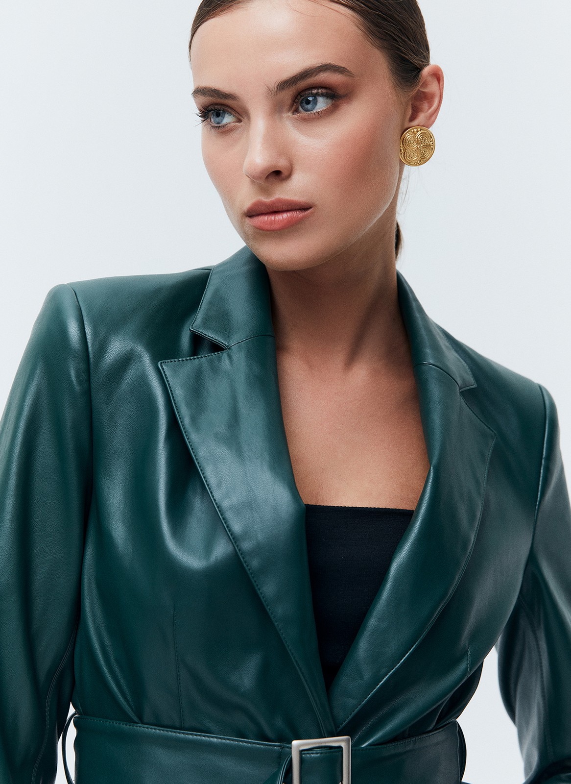 Однобортный жакет из экокожи, цвет: изумрудный Allweneed
Однобортный жакет из экокожи. Модель с акцентом на талии для женственного силуэта. Пояс в тон и два накладных кармана. Мы создали модель с классической линией плеча, которая обеспечивает красивую посадку. Изделие можно сочетать как с базовыми джинсами, так и с вечерними платьями и юбками. Вы также можете придумать себе чувственный образ, чтобы обратить на себя чуть больше внимания.