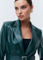 Однобортный жакет из экокожи, цвет: изумрудный Allweneed
Однобортный жакет из экокожи. Модель с акцентом на талии для женственного силуэта. Пояс в тон и два накладных кармана. Мы создали модель с классической линией плеча, которая обеспечивает красивую посадку. Изделие можно сочетать как с базовыми джинсами, так и с вечерними платьями и юбками. Вы также можете придумать себе чувственный образ, чтобы обратить на себя чуть больше внимания.
