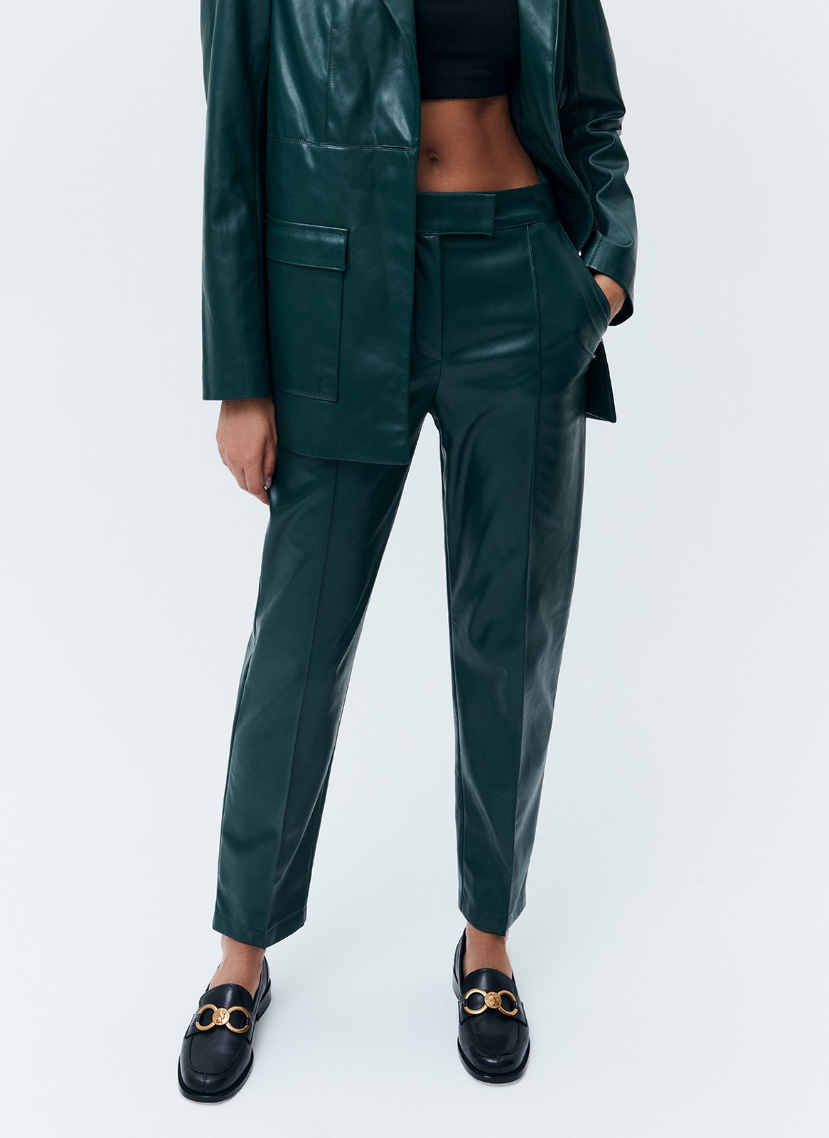 


Брюки из мягкой экокожи на средней посадке. Экокожа имеет приятную подложку, благодаря которой модель комфортно носить весь день. Брюки слегка сужаются к низу, чтобы вы могли их надевать как с высокими сапогами, так и с лоферами. Сочетайте с жакетом из коллекции или носите с любимыми блузами и футболками.