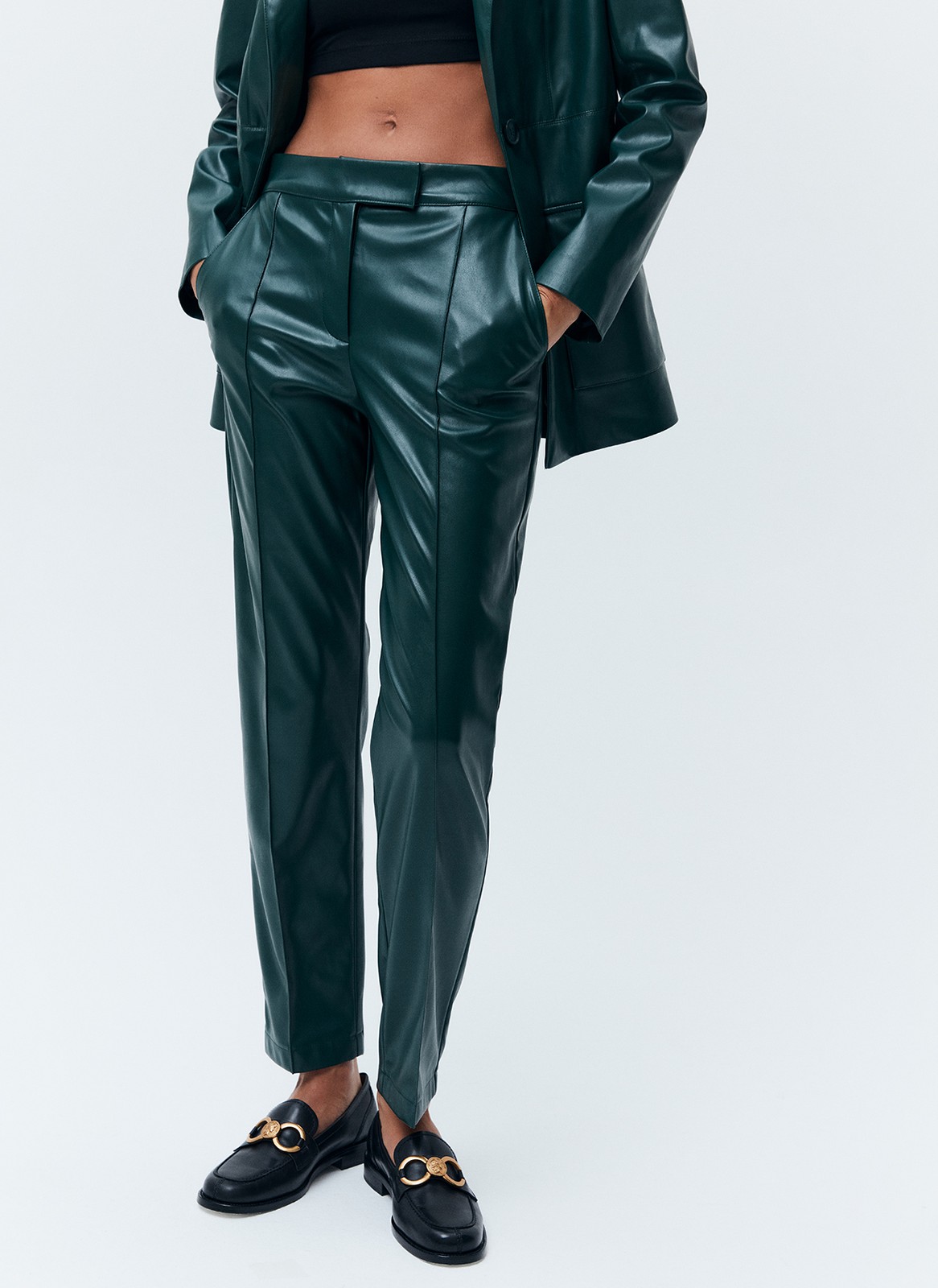 


Брюки из мягкой экокожи на средней посадке. Экокожа имеет приятную подложку, благодаря которой модель комфортно носить весь день. Брюки слегка сужаются к низу, чтобы вы могли их надевать как с высокими сапогами, так и с лоферами. Сочетайте с жакетом из коллекции или носите с любимыми блузами и футболками.