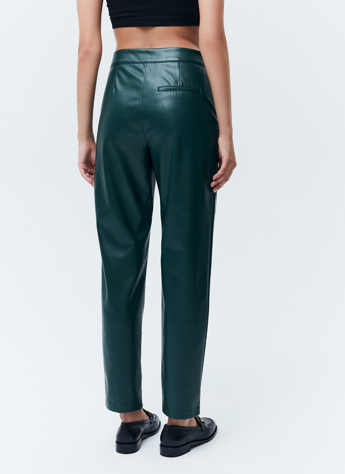 


Брюки из мягкой экокожи на средней посадке. Экокожа имеет приятную подложку, благодаря которой модель комфортно носить весь день. Брюки слегка сужаются к низу, чтобы вы могли их надевать как с высокими сапогами, так и с лоферами. Сочетайте с жакетом из коллекции или носите с любимыми блузами и футболками.