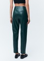 


Брюки из мягкой экокожи на средней посадке. Экокожа имеет приятную подложку, благодаря которой модель комфортно носить весь день. Брюки слегка сужаются к низу, чтобы вы могли их надевать как с высокими сапогами, так и с лоферами. Сочетайте с жакетом из коллекции или носите с любимыми блузами и футболками.