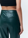 


Брюки из мягкой экокожи на средней посадке. Экокожа имеет приятную подложку, благодаря которой модель комфортно носить весь день. Брюки слегка сужаются к низу, чтобы вы могли их надевать как с высокими сапогами, так и с лоферами. Сочетайте с жакетом из коллекции или носите с любимыми блузами и футболками.