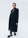 Пальто, которое вы могли бы найти в мужском гардеробе. Однобортная модель длины миди на двух пуговицах. Два кармана с клапаном и разрез на спине для свободы в движении. Пальто имеет подкладочную ткань,с акцентными плечами формируют силуэт а-ля с мужского плеча. Нам нравится, как на контрасте строгое пальто смотрится с нежными платьями. Носите также с костюмами, юбками и джинсами. Модели разных оттенков отличаются по плотности ткани.

Температурный режим до 0 C.

