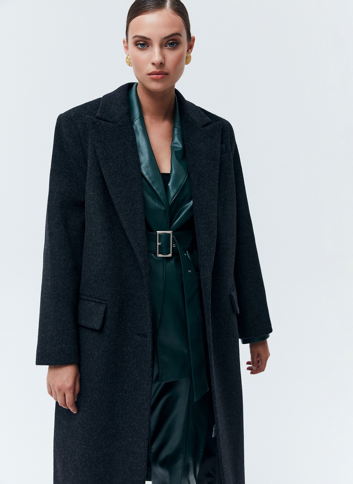 Пальто, которое вы могли бы найти в мужском гардеробе. Однобортная модель длины миди на двух пуговицах. Два кармана с клапаном и разрез на спине для свободы в движении. Пальто имеет подкладочную ткань,с акцентными плечами формируют силуэт а-ля с мужского плеча. Нам нравится, как на контрасте строгое пальто смотрится с нежными платьями. Носите также с костюмами, юбками и джинсами. Модели разных оттенков отличаются по плотности ткани.

Температурный режим до 0 C.

