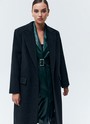 Пальто, которое вы могли бы найти в мужском гардеробе. Однобортная модель длины миди на двух пуговицах. Два кармана с клапаном и разрез на спине для свободы в движении. Пальто имеет подкладочную ткань,с акцентными плечами формируют силуэт а-ля с мужского плеча. Нам нравится, как на контрасте строгое пальто смотрится с нежными платьями. Носите также с костюмами, юбками и джинсами. Модели разных оттенков отличаются по плотности ткани.

Температурный режим до 0 C.


