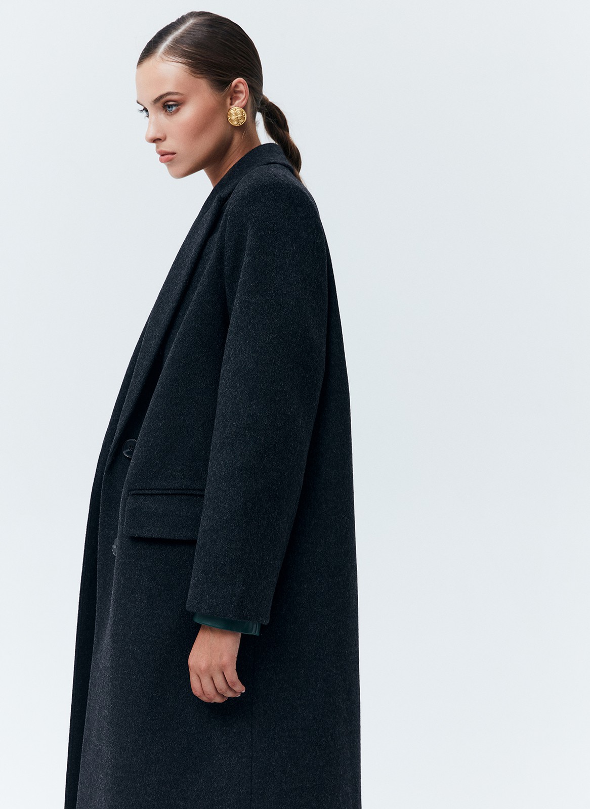 Пальто, которое вы могли бы найти в мужском гардеробе. Однобортная модель длины миди на двух пуговицах. Два кармана с клапаном и разрез на спине для свободы в движении. Пальто имеет подкладочную ткань,с акцентными плечами формируют силуэт а-ля с мужского плеча. Нам нравится, как на контрасте строгое пальто смотрится с нежными платьями. Носите также с костюмами, юбками и джинсами. Модели разных оттенков отличаются по плотности ткани.

Температурный режим до 0 C.

