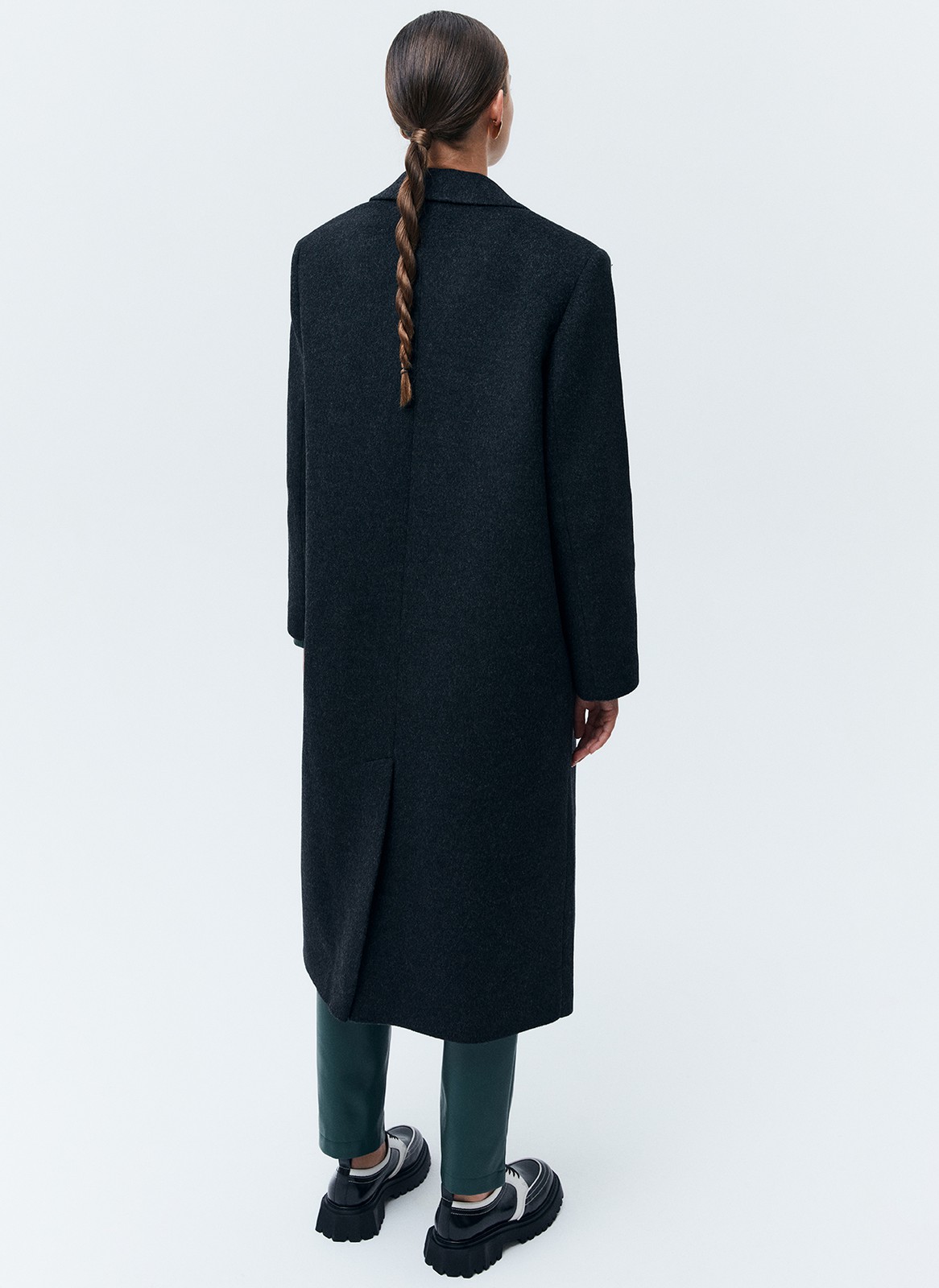 Пальто, которое вы могли бы найти в мужском гардеробе. Однобортная модель длины миди на двух пуговицах. Два кармана с клапаном и разрез на спине для свободы в движении. Пальто имеет подкладочную ткань,с акцентными плечами формируют силуэт а-ля с мужского плеча. Нам нравится, как на контрасте строгое пальто смотрится с нежными платьями. Носите также с костюмами, юбками и джинсами. Модели разных оттенков отличаются по плотности ткани.

Температурный режим до 0 C.

