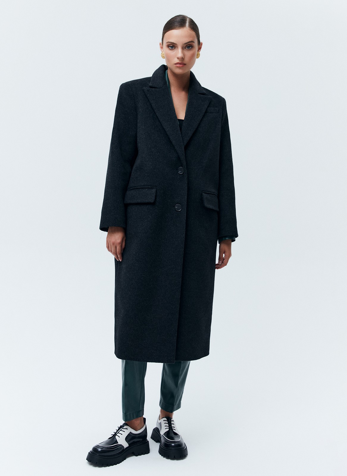 Пальто, которое вы могли бы найти в мужском гардеробе. Однобортная модель длины миди на двух пуговицах. Два кармана с клапаном и разрез на спине для свободы в движении. Пальто имеет подкладочную ткань,с акцентными плечами формируют силуэт а-ля с мужского плеча. Нам нравится, как на контрасте строгое пальто смотрится с нежными платьями. Носите также с костюмами, юбками и джинсами. Модели разных оттенков отличаются по плотности ткани.

Температурный режим до 0 C.

