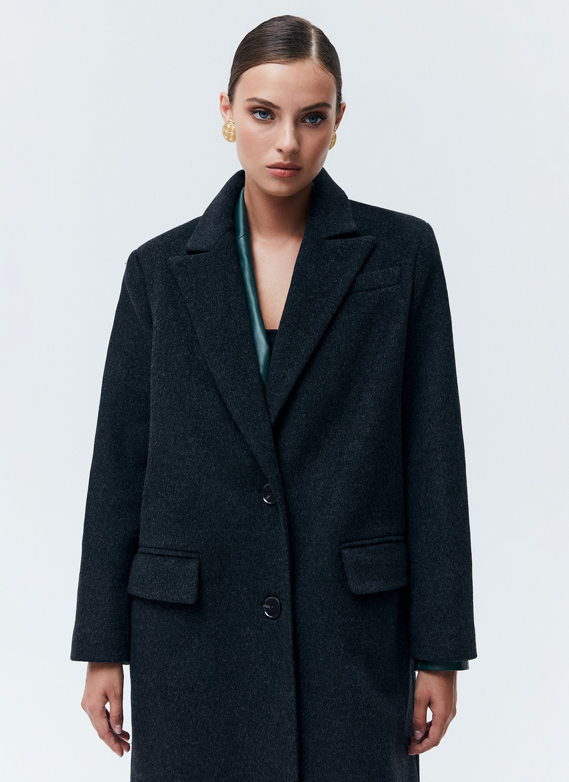 Пальто, которое вы могли бы найти в мужском гардеробе. Однобортная модель длины миди на двух пуговицах. Два кармана с клапаном и разрез на спине для свободы в движении. Пальто имеет подкладочную ткань,с акцентными плечами формируют силуэт а-ля с мужского плеча. Нам нравится, как на контрасте строгое пальто смотрится с нежными платьями. Носите также с костюмами, юбками и джинсами. Модели разных оттенков отличаются по плотности ткани.

Температурный режим до 0 C.

