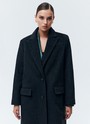 Пальто, которое вы могли бы найти в мужском гардеробе. Однобортная модель длины миди на двух пуговицах. Два кармана с клапаном и разрез на спине для свободы в движении. Пальто имеет подкладочную ткань,с акцентными плечами формируют силуэт а-ля с мужского плеча. Нам нравится, как на контрасте строгое пальто смотрится с нежными платьями. Носите также с костюмами, юбками и джинсами. Модели разных оттенков отличаются по плотности ткани.

Температурный режим до 0 C.

