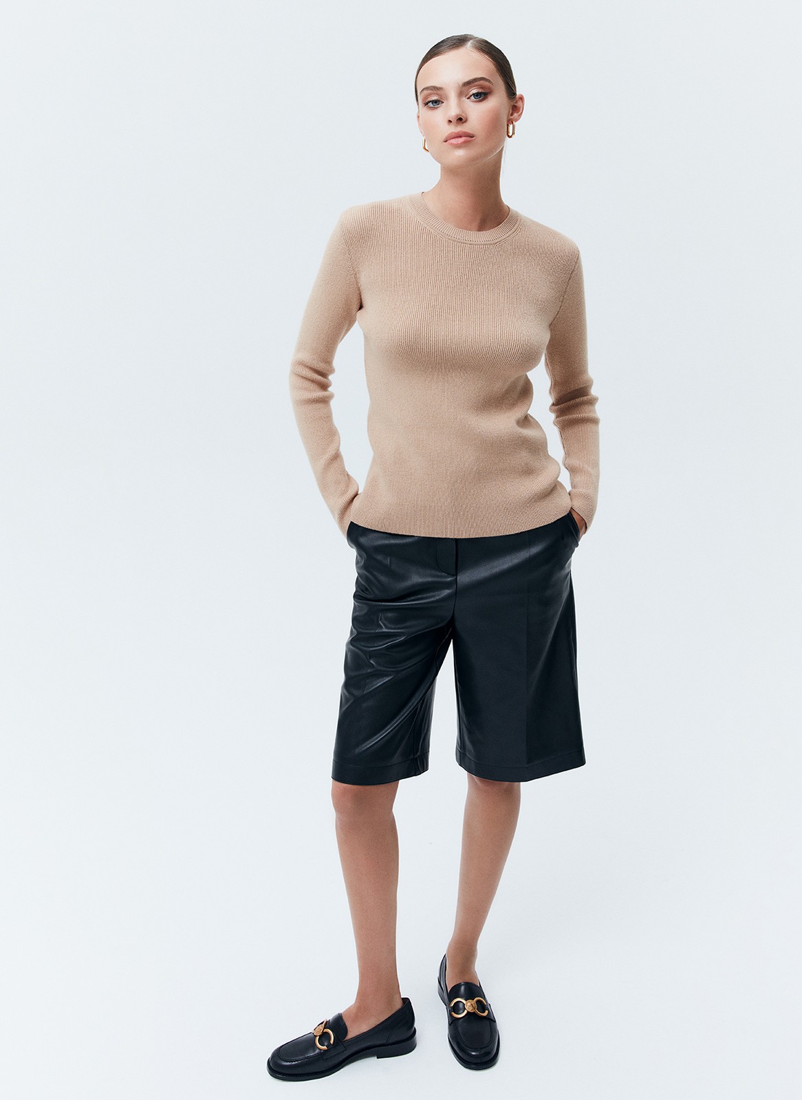 Джемпер вязаный, цвет: кэмел Allweneed
Вязаный джемпер прямого кроя. Модель с круглой горловиной и классической линией плеча. Смесовой материал отлично согревает прохладным вечером во время прогулки с подругой и поддерживает оптимальную температуру тела в закрытом пространстве. Советуем носить вторым слоем на футболки и топы или самостоятельно с лаконичными джинсами.