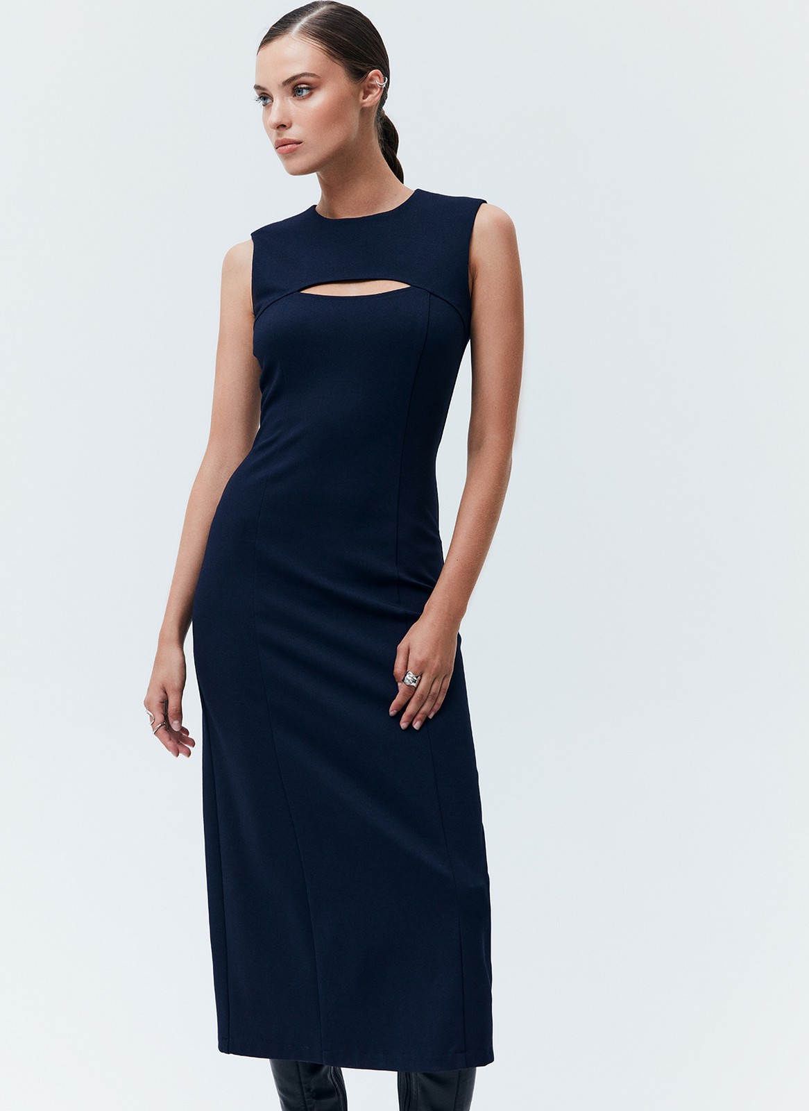 Платье миди без рукава, цвет: темно-синий Allweneed
Платье длины миди без рукавов. Модель с акцентом на талии для женственного силуэта. Заметная деталь платья необычный вырез в зоне декольте. Благодаря длине миди эта модель будет смотреться хорошо, как с туфлями, так и с высокими сапогами. Мы рекомендуем внедрить эту модель в офисный гардероб или стилизовать его для вечера с помощью украшений.