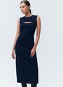 Платье миди без рукава, цвет: темно-синий Allweneed
Платье длины миди без рукавов. Модель с акцентом на талии для женственного силуэта. Заметная деталь платья необычный вырез в зоне декольте. Благодаря длине миди эта модель будет смотреться хорошо, как с туфлями, так и с высокими сапогами. Мы рекомендуем внедрить эту модель в офисный гардероб или стилизовать его для вечера с помощью украшений.