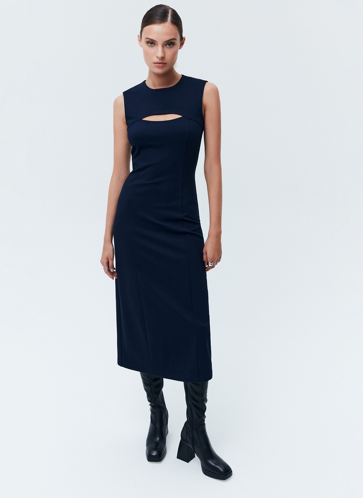 Платье миди без рукава, цвет: темно-синий Allweneed
Платье длины миди без рукавов. Модель с акцентом на талии для женственного силуэта. Заметная деталь платья необычный вырез в зоне декольте. Благодаря длине миди эта модель будет смотреться хорошо, как с туфлями, так и с высокими сапогами. Мы рекомендуем внедрить эту модель в офисный гардероб или стилизовать его для вечера с помощью украшений.